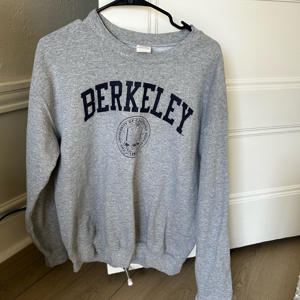 Berkeley Gray Crewneck in Men’s M (a bit of oversized look!)